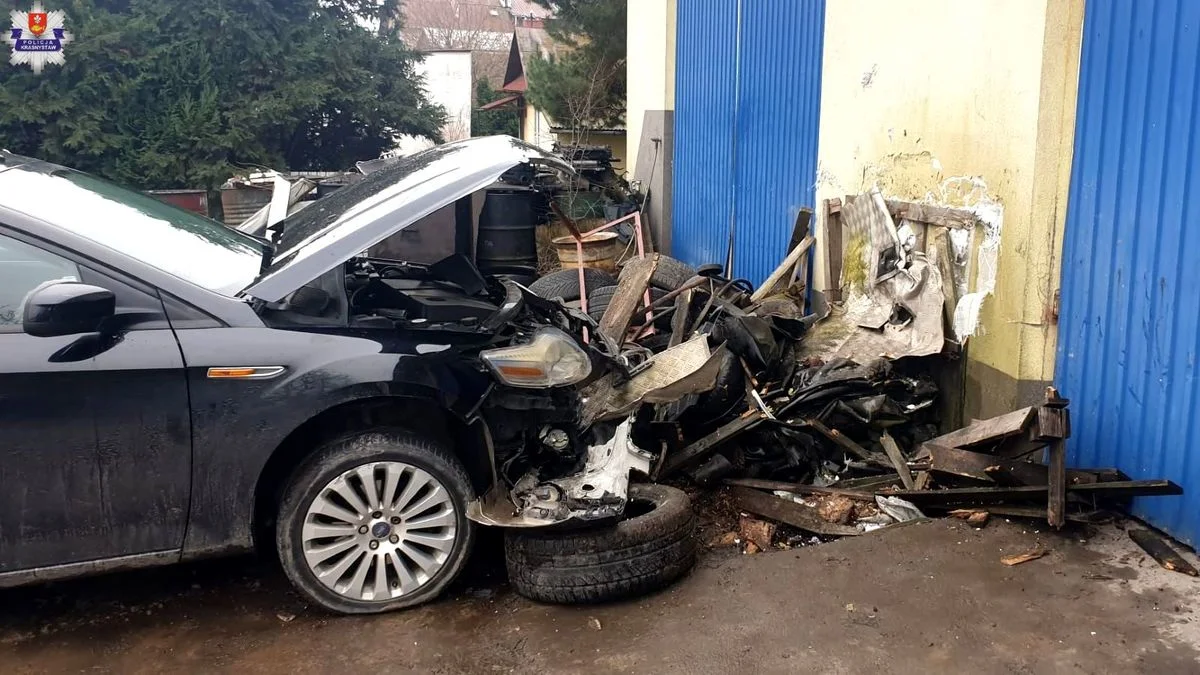 Województwo lubelskie: Senior zakończył jazdę autem na stercie opon