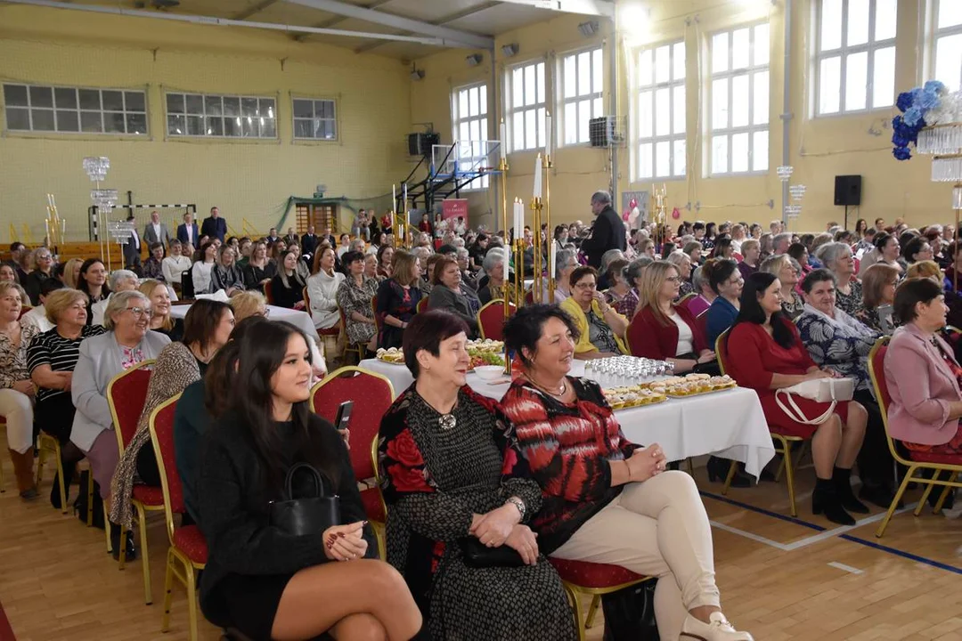 Dzień Kobiet w Gminie Kąkolewnica. Wyjątkowy wieczór pełen wzruszeń i niespodzianek cz. 1 (ZDJĘCIA) - Zdjęcie główne