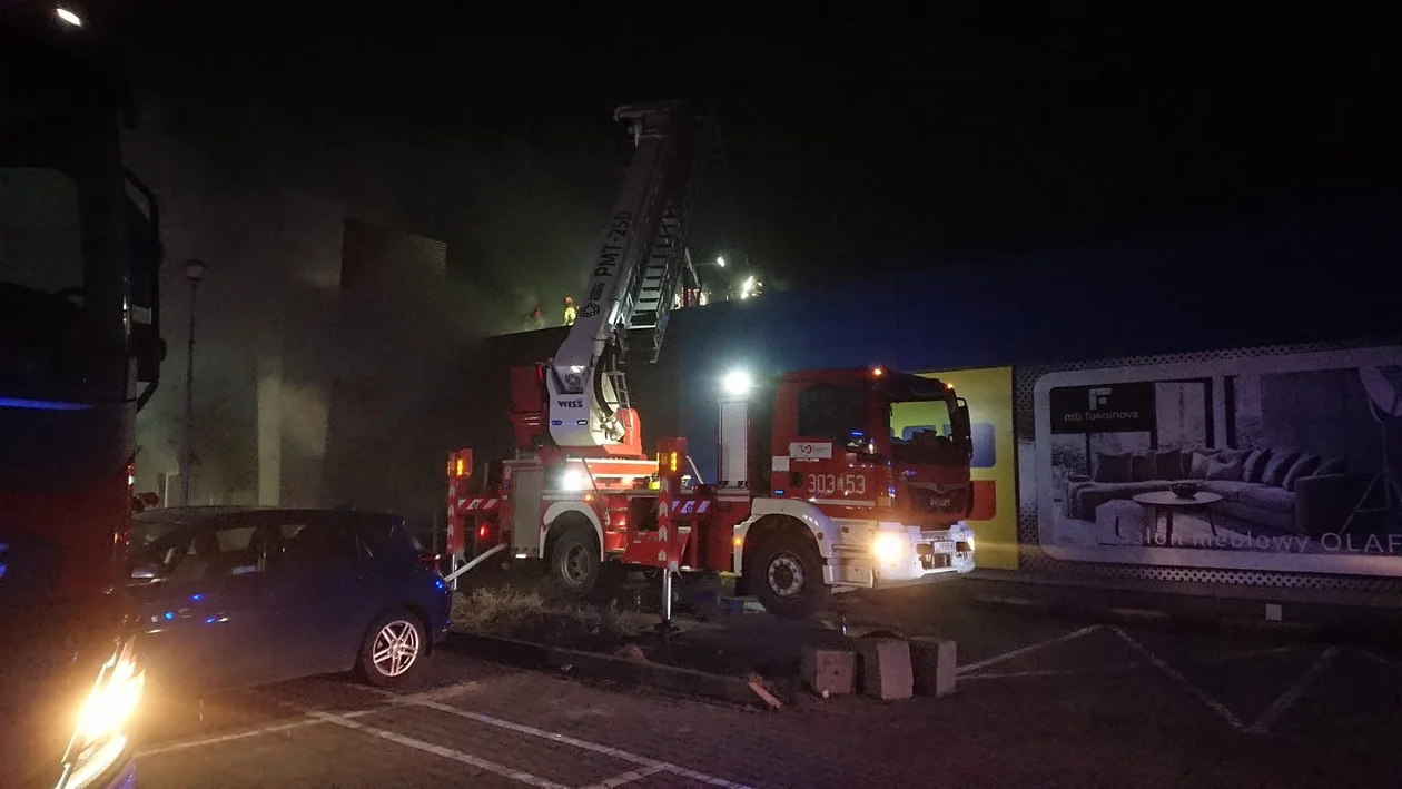 Lublin: Duży pożar przy ul. Łęczyńskiej. Zapalił się magazyn meblowy