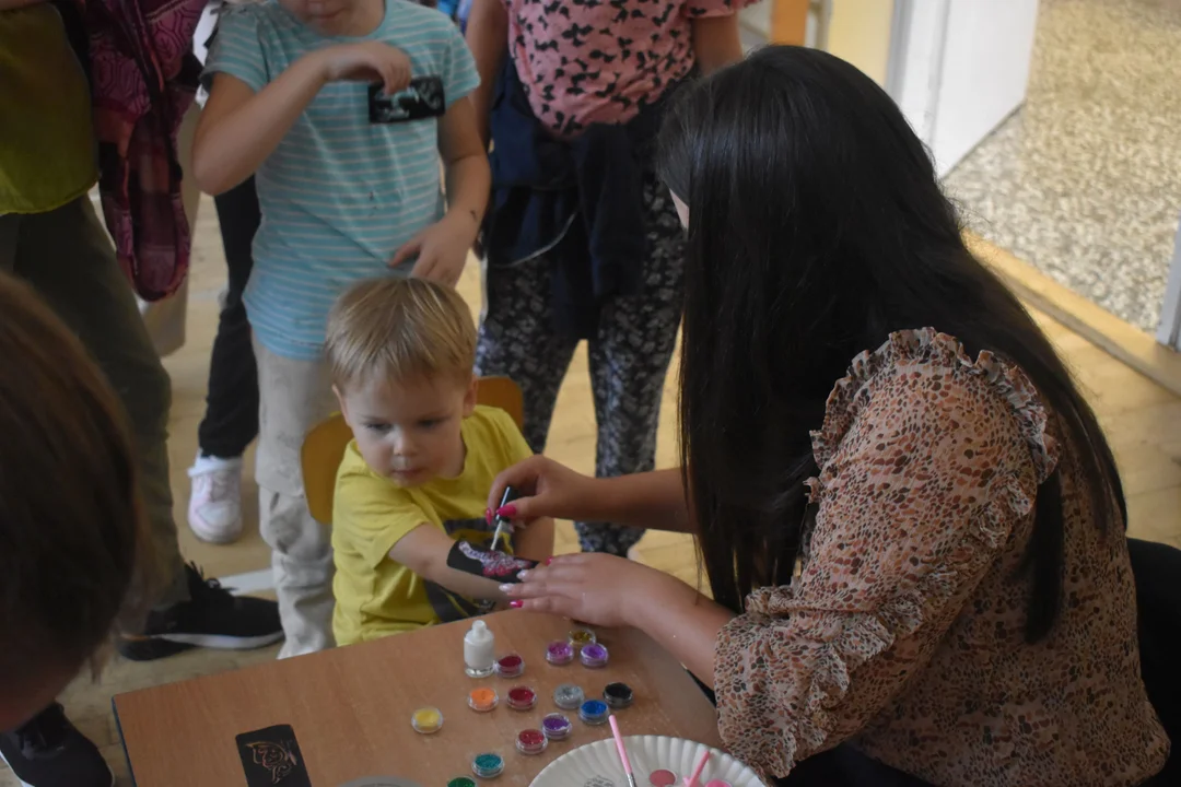 Zabawa i edukacja w jednym - tak wyglądał piknik "Bezpiecznie z Koziołkami" w Baranowie. ZOBACZ ZDJĘCIA