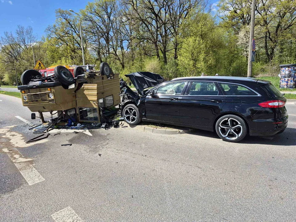 Lubelskie: Groźne dachowanie Żuka. Zderzył się z innym samochodem