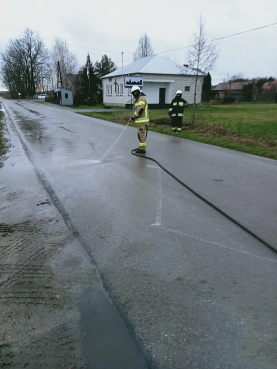 Ogromna plama oleju na drodze w powiecie łukowskim