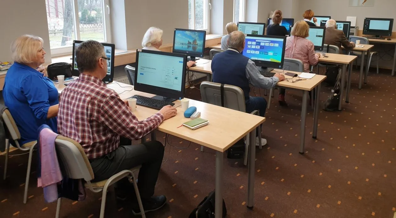 Adamów za darmo szkoli mieszkańców - Zdjęcie główne