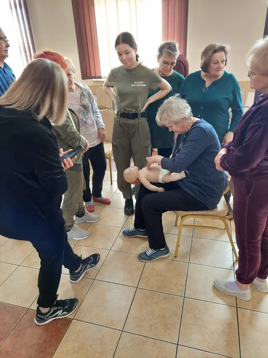 Kadeci z Radoryża szkolili seniorów z pierwszej pomocy