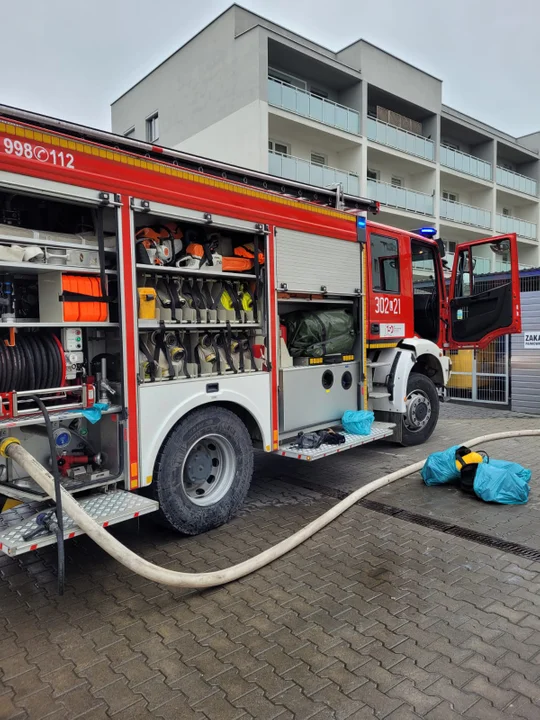 Lublin: Pożar mieszkania na Felinie. Ogień gasiło blisko 20 strażaków