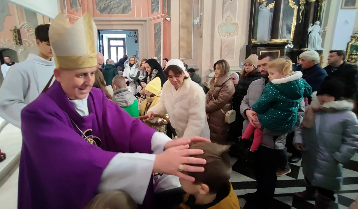 Dzieci z rodzicami modliły się podczas mszy św. z udziałem Bpa Grzegorza Suchodolskiego. Błogosławieństwo przez nałożenie rąk