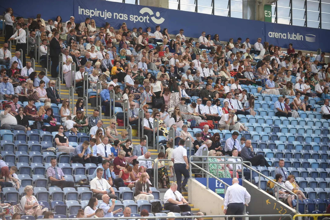Chrzest świadków Jehowy. Tłumy na Arenie Lublin