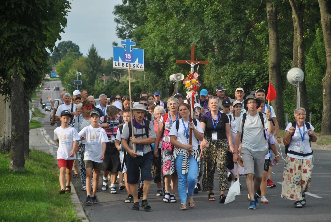 Opole Lubelskie: Pielgrzymi odwiedzili nasze miasto (ZDJĘCIA) - Zdjęcie główne