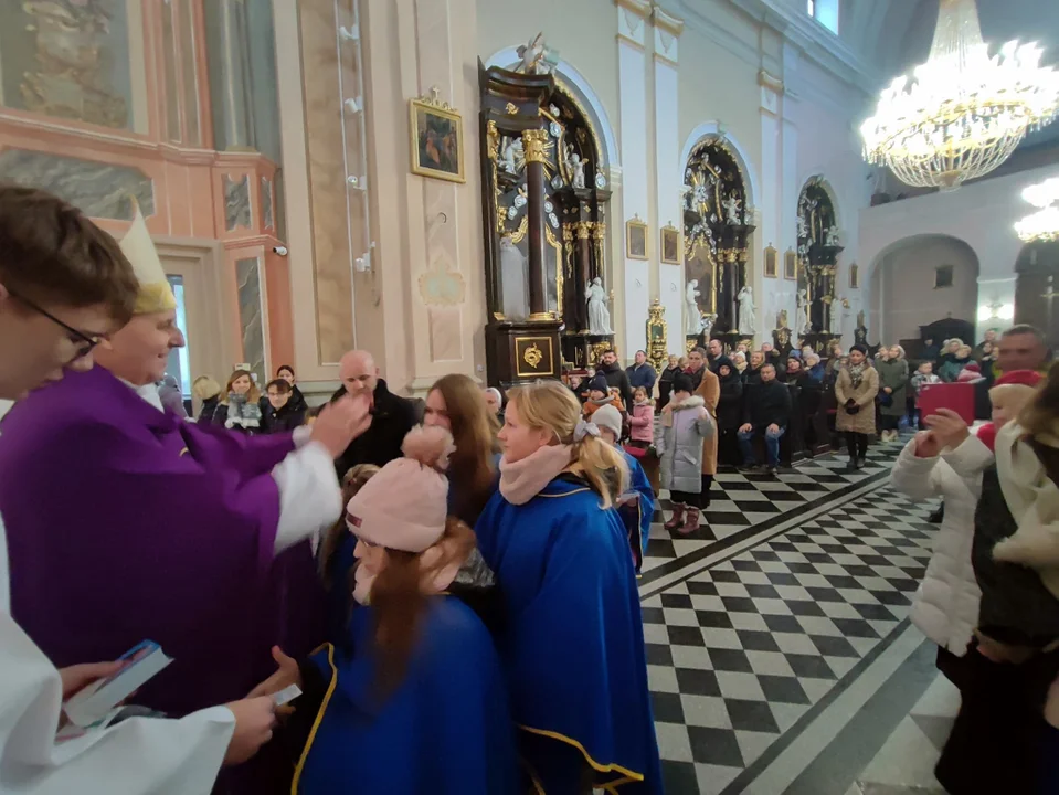 Dzieci z rodzicami modliły się podczas mszy św. z udziałem Bpa Grzegorza Suchodolskiego. Błogosławieństwo przez nałożenie rąk
