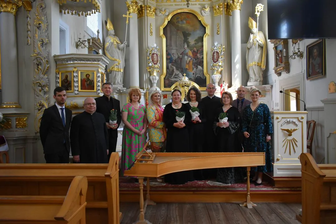 Donne Armoniche z Krakowa i Kościół w Ostrówkach i ,,Perły z klasztornej szkatułki" - Zdjęcie główne