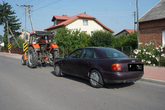 Niezdów: Osobówką wjechał w słup energetyczny (ZDJĘCIA) - Zdjęcie główne