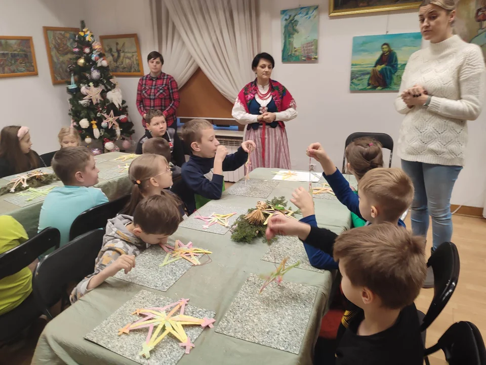 ŁUKÓW Warsztaty Bożonarodzeniowe w Muzeum Regionalnym.(ZDJĘCIA) Robią ozdoby z kolorowego opłatka