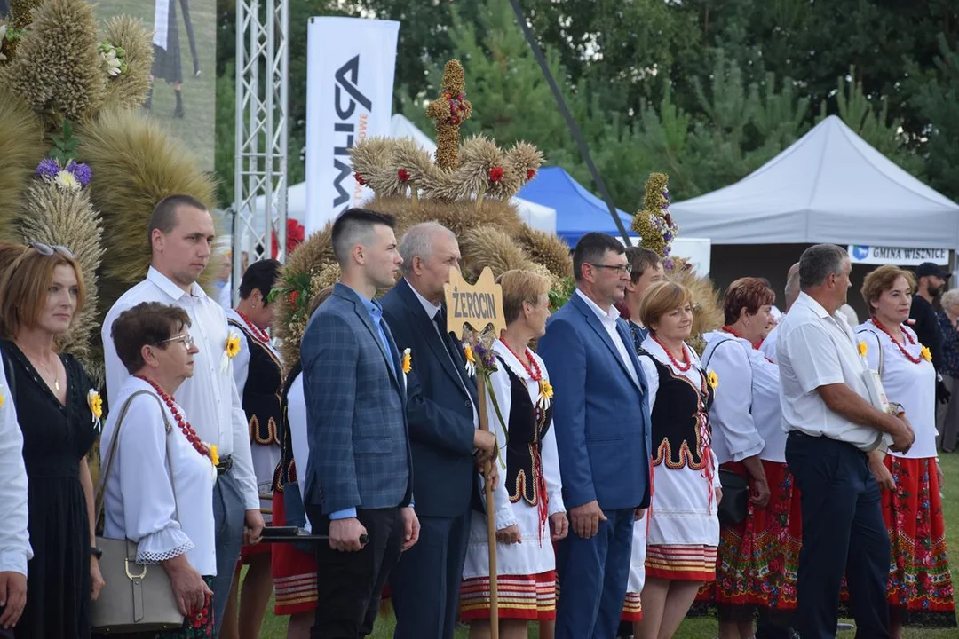 Dożynki Powiatowe w Drelowie 2023. Korowód i prezentacja wieńców