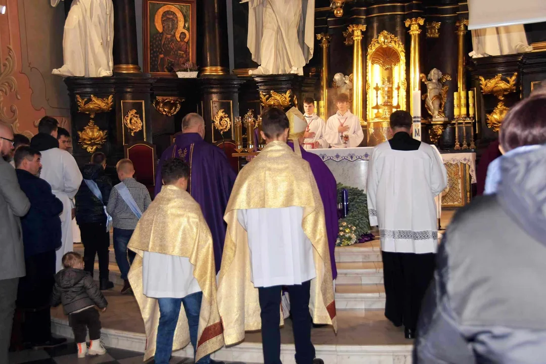 Biskup Grzegorz Suchodolski odwiedził Parafię Podwyższenia Krzyża Św. Ingres Biskupa z plebanii do kościoła i msza święta