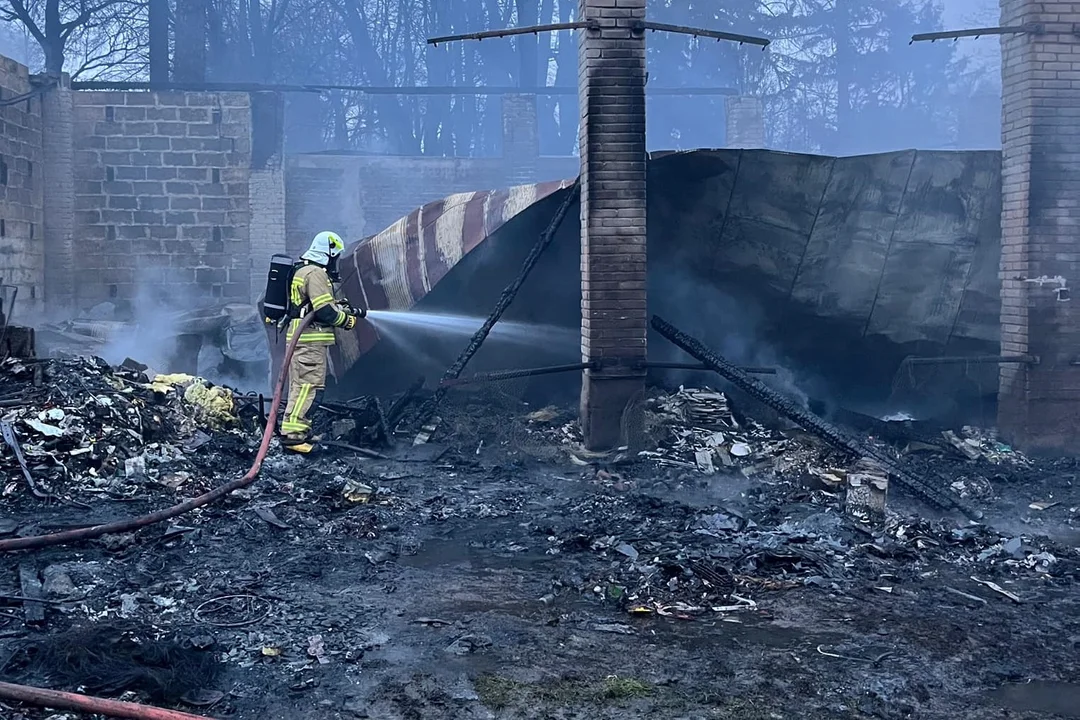 Dąbrowa: Duży pożar strawił budynek gospodarczy - Zdjęcie główne