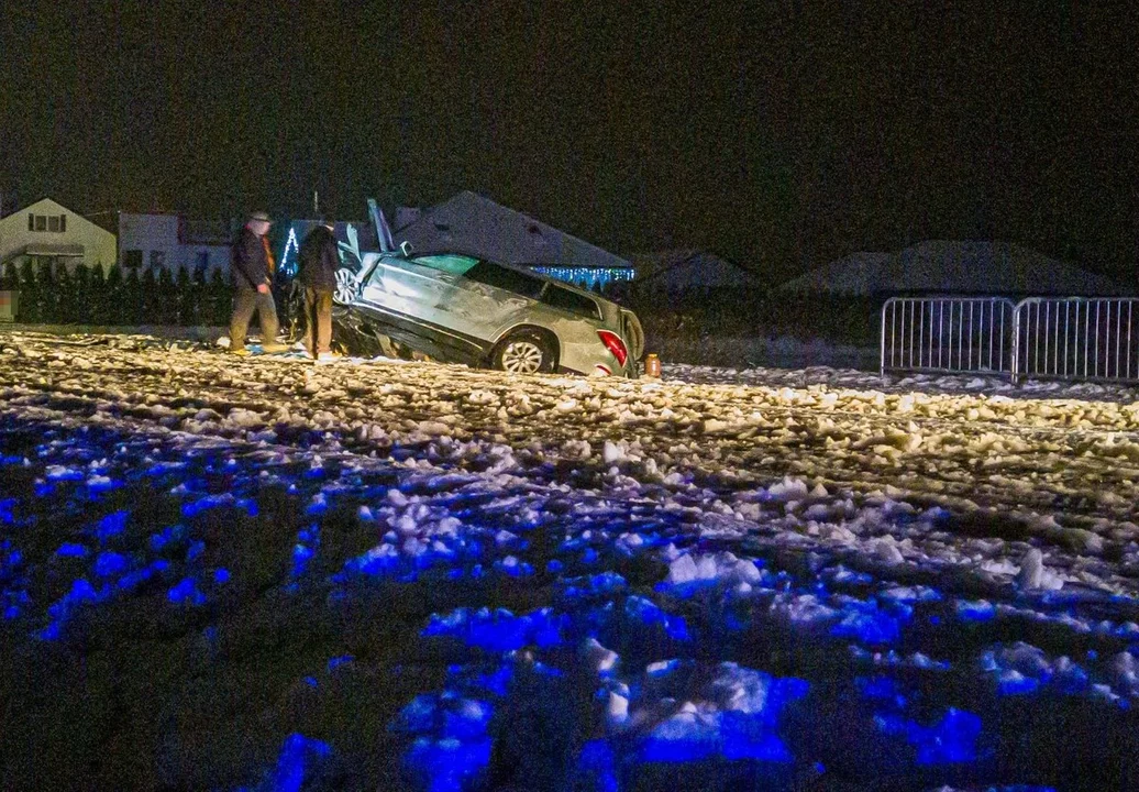 Miejsce wypadku drogowego, stojący w rowie uszkodzony samochód