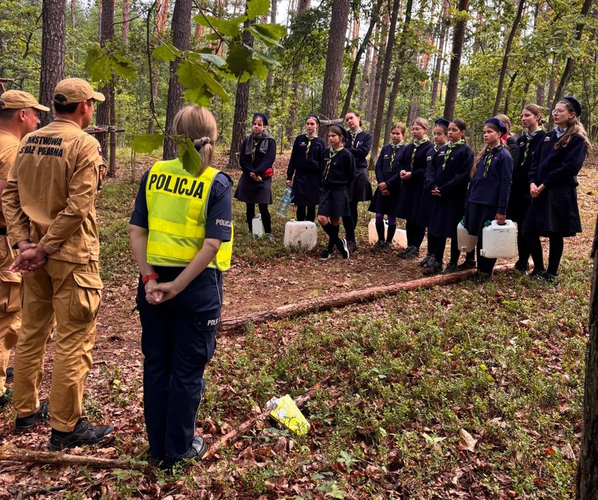 Powiat opolski: Harcerze pod okiem policjantów i strażaków. Wakacyjna lekcja bezpieczeństwa (foto) - Zdjęcie główne