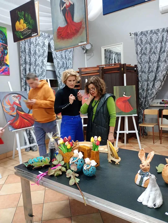 Pasja nie zna wieku, a kultura i sztuka potrafią pięknie łączyć ludzi. Wystawa malarstwa i ceramiki w GCAK w Sulbinach