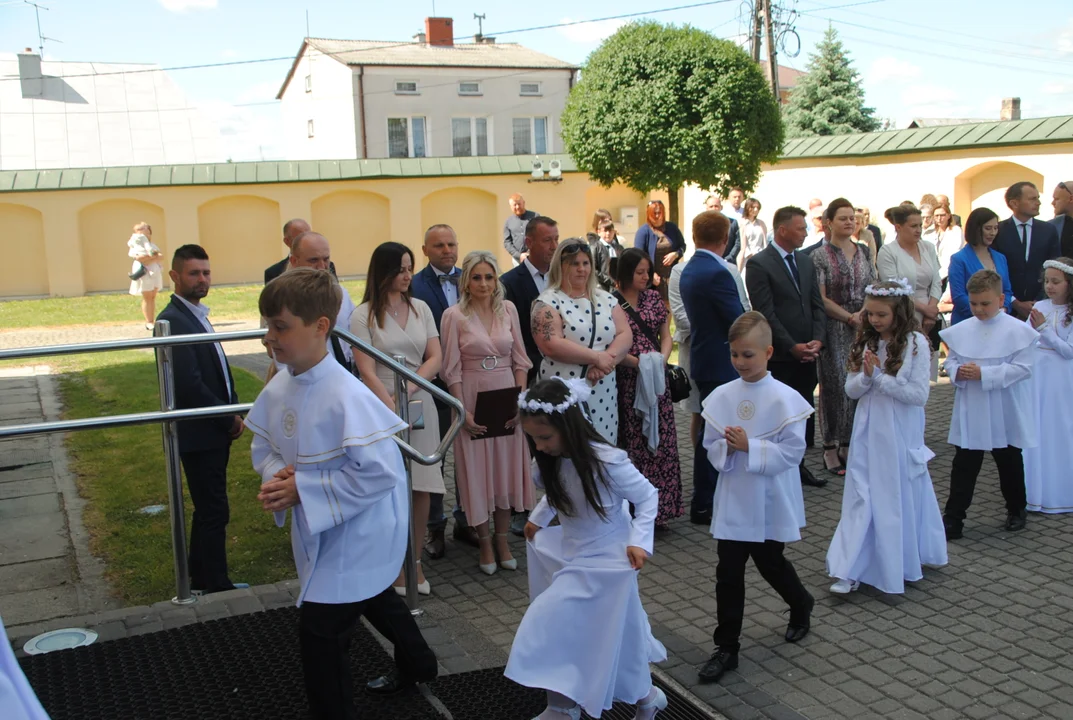 Uczniowie z klas III A i III C z SP nr 2 w Opolu Lubelskim przystąpili do I Komunii Świętej 3 czerwca o godz. 10