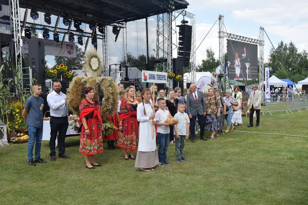 Dożynki Powiatowe w Drelowie 2023. Korowód i prezentacja wieńców