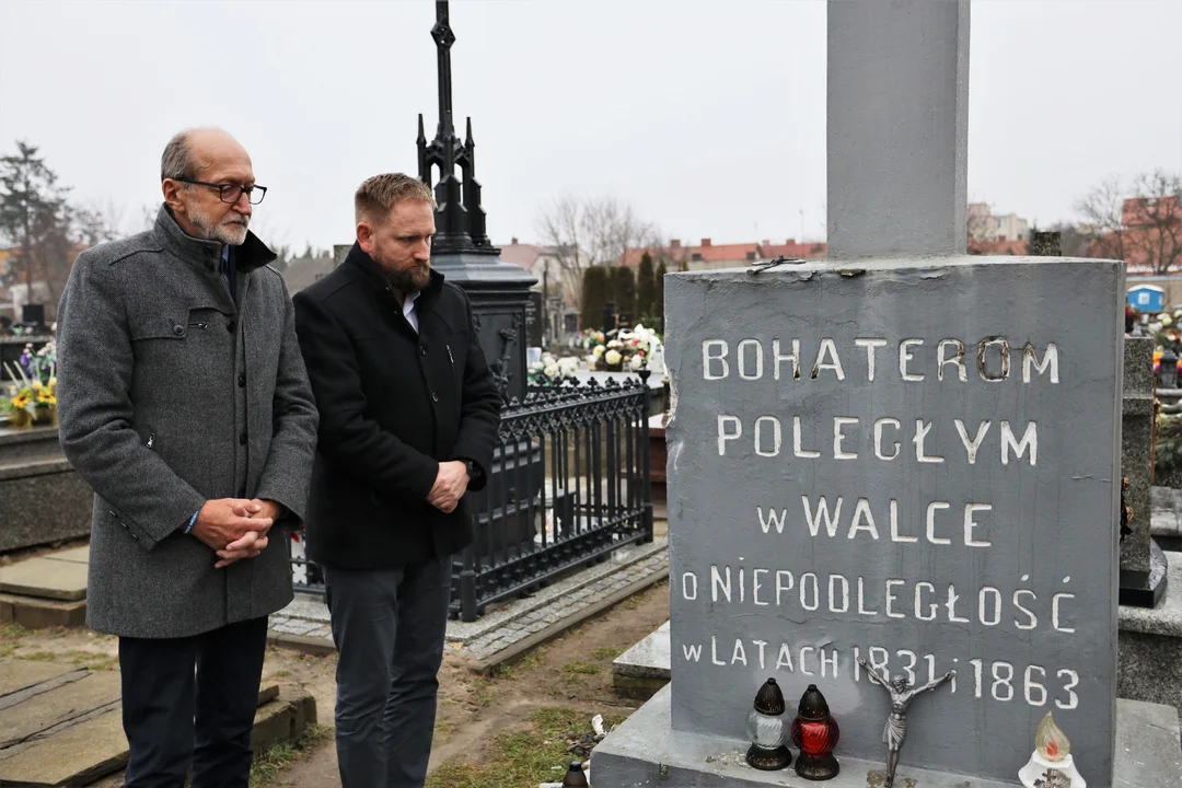 Władze powiatu uczciły powstańców na cmentarzu w Lubartowie - Zdjęcie główne
