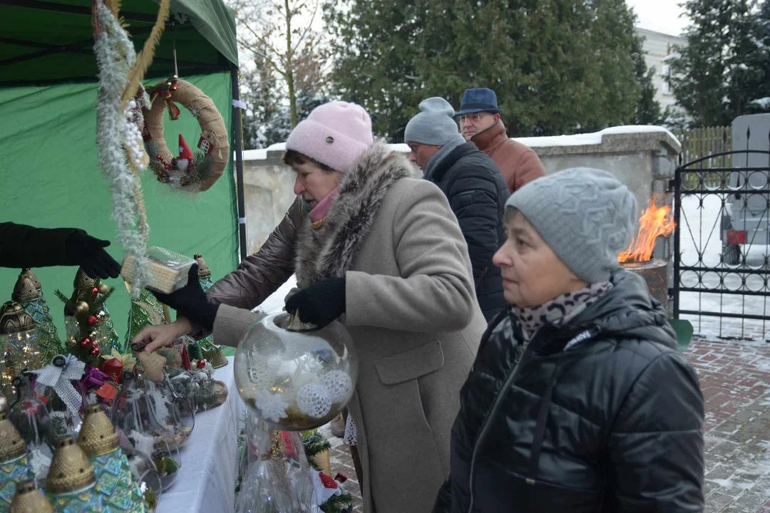 Koło Gospodyń Wiejskich w Zimnej Wodzie zaprosiło na kiermasz świąteczny na pomoc Marcie Ochnik