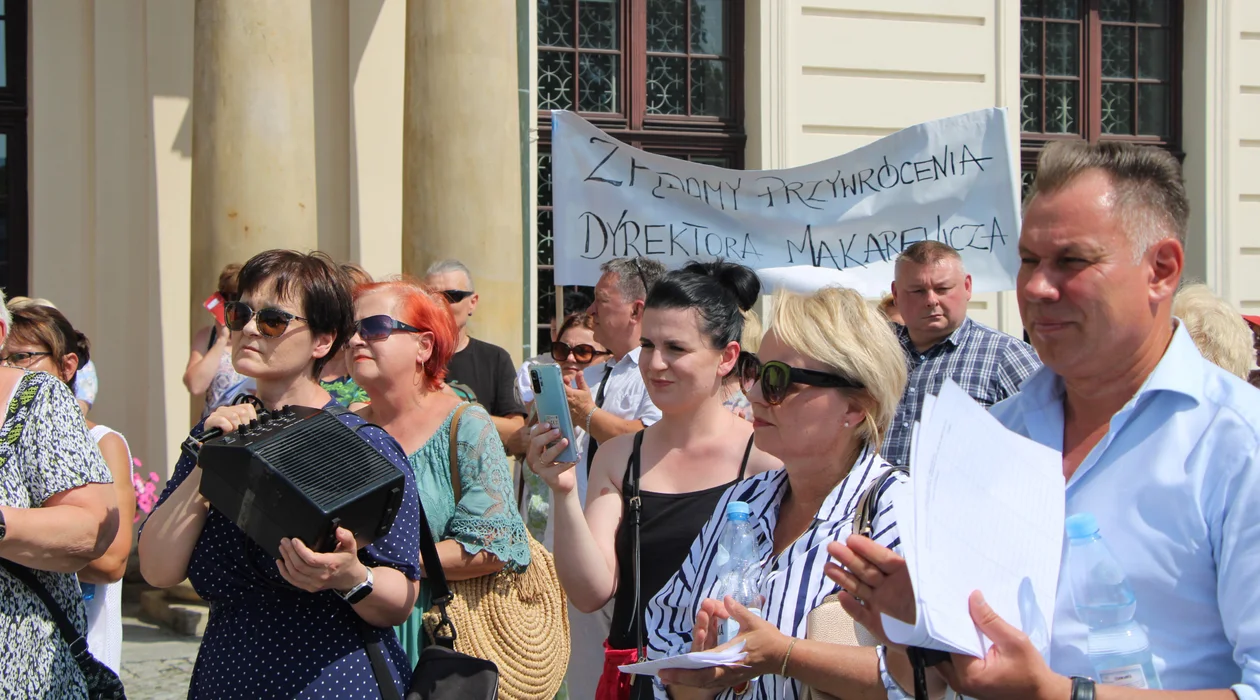 Przyszli z hasłem: "Żądamy przywrócenia dyrektora Makarewicza". Protest pracowników szpitala (zdjęcia) - Zdjęcie główne