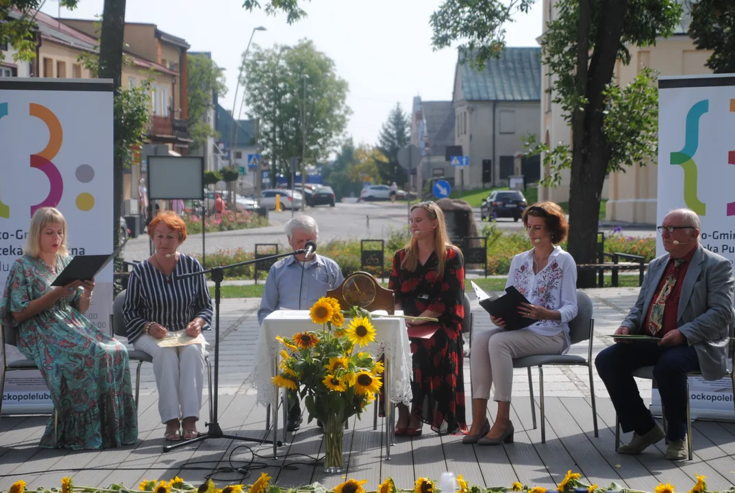 Opole Lubelskie: Czytali Nad Niemnem w centrum miasta (ZDJĘCIA) - Zdjęcie główne