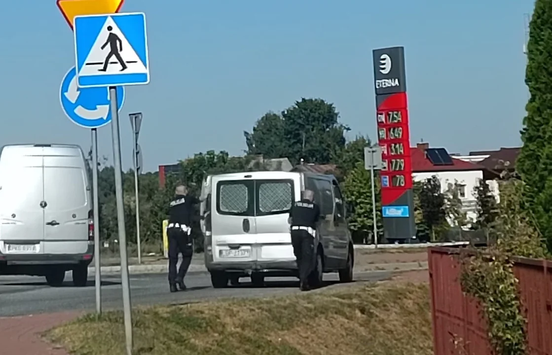 Opole Lubelskie: Bus zgasł na rondzie. Popchali go policjanci - Zdjęcie główne
