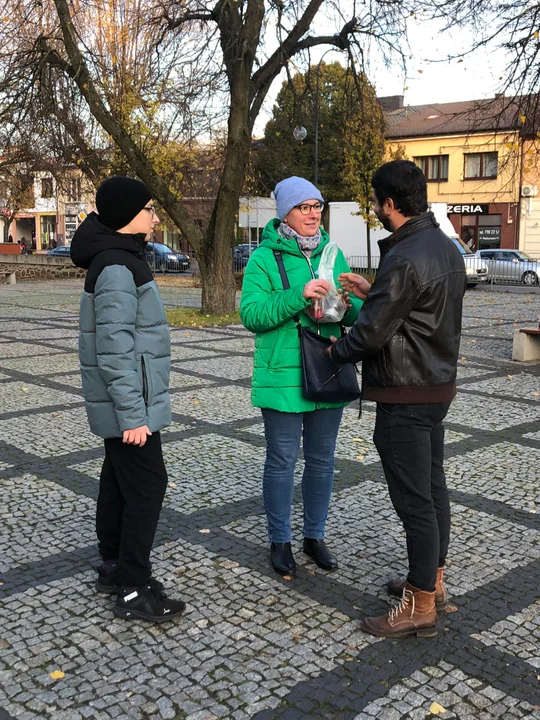 Biało-czerwone znicze dla przechodniów. Alternatywa dla Łukowa w akcji