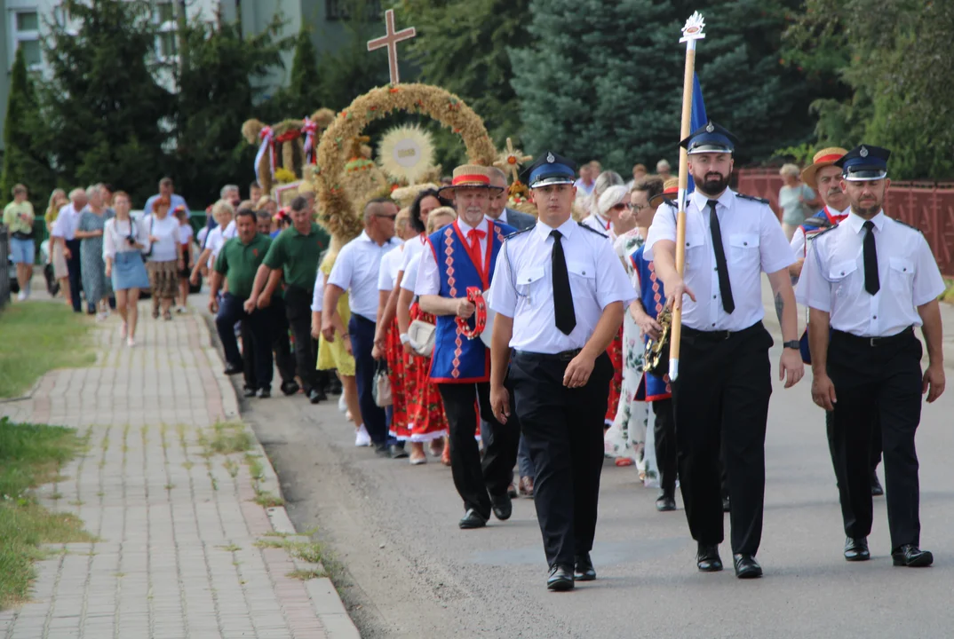 Korowód dożynkowy w Ostrówku