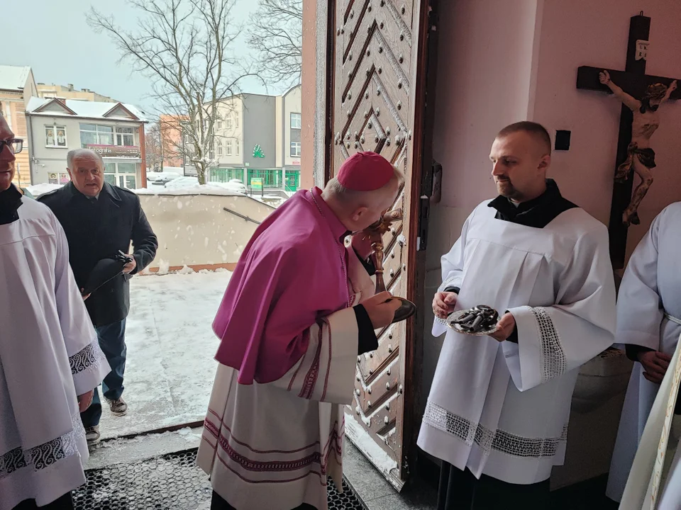 Biskup  Grzegorz  Suchodolski odwiedził Parafię Podwyższenia Krzyża Św. Ingres Biskupa z plebanii do kościoła i msza święta