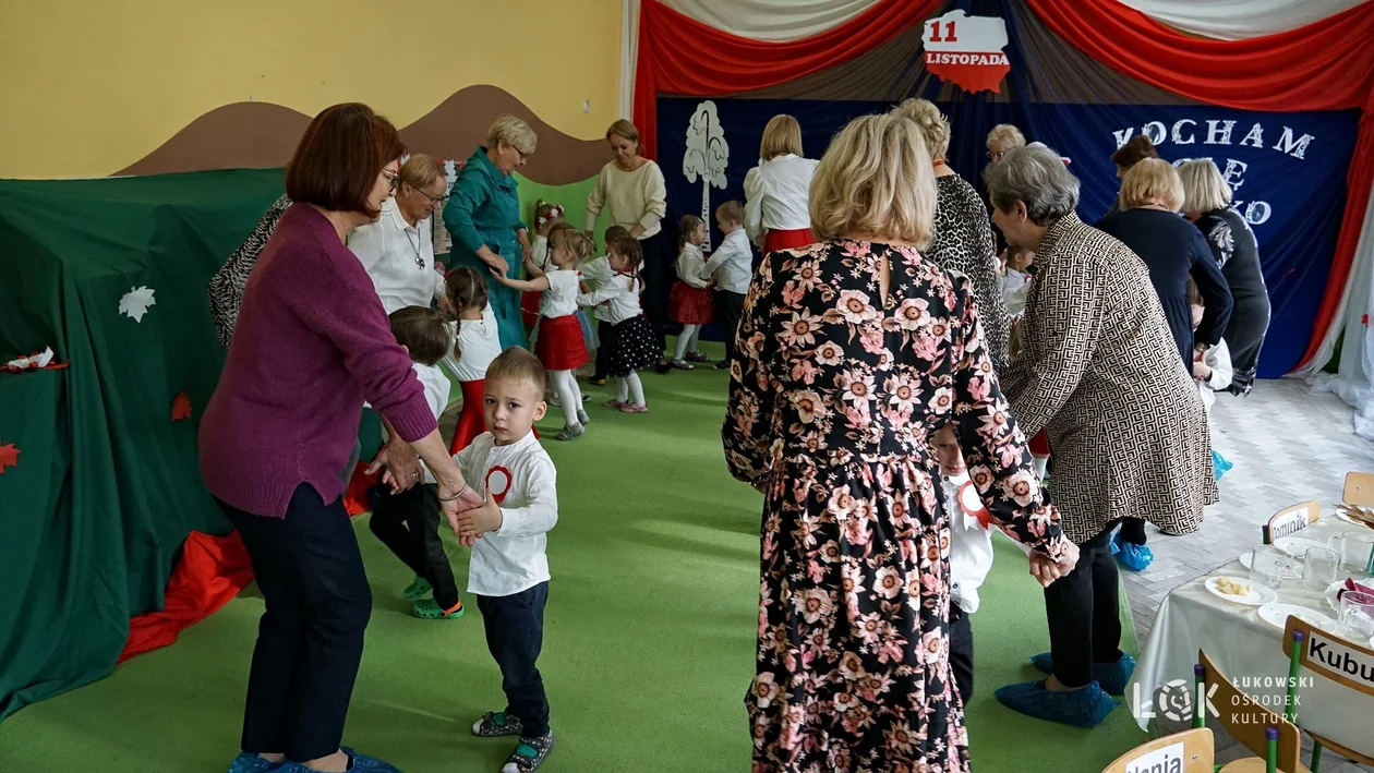 Uniwersytet Trzeciego Wieku i przedszkole nr 2 wspólnie obchodzili święto 11 listopada