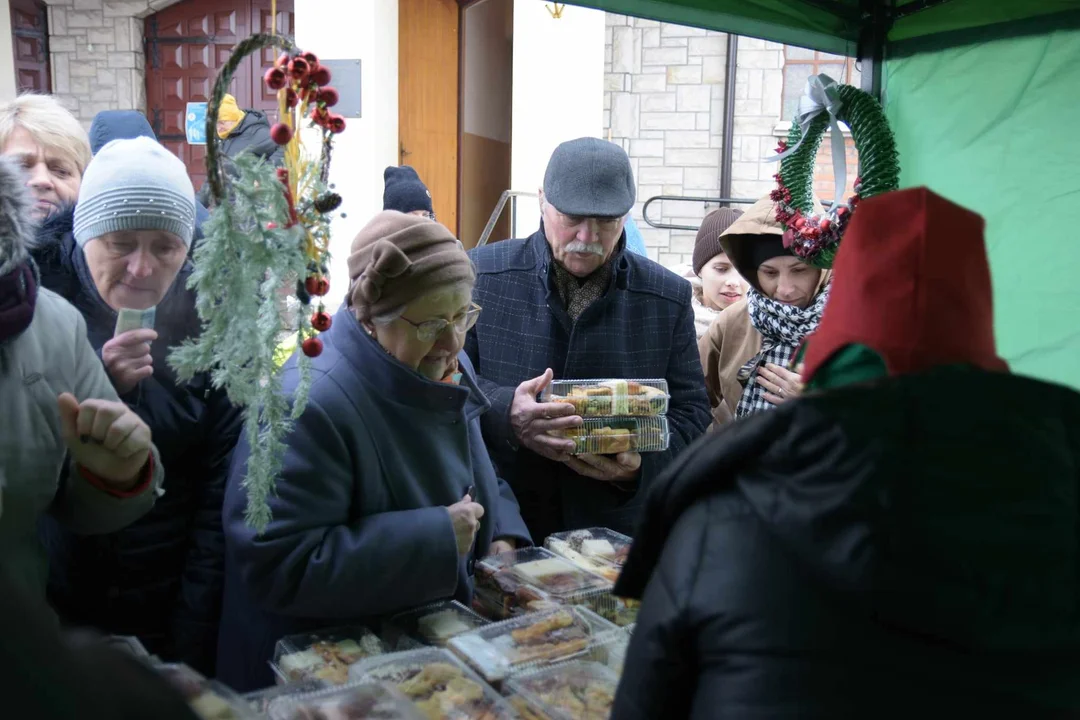 Koło Gospodyń Wiejskich w Zimnej Wodzie zaprosiło na kiermasz świąteczny na pomoc Marcie Ochnik