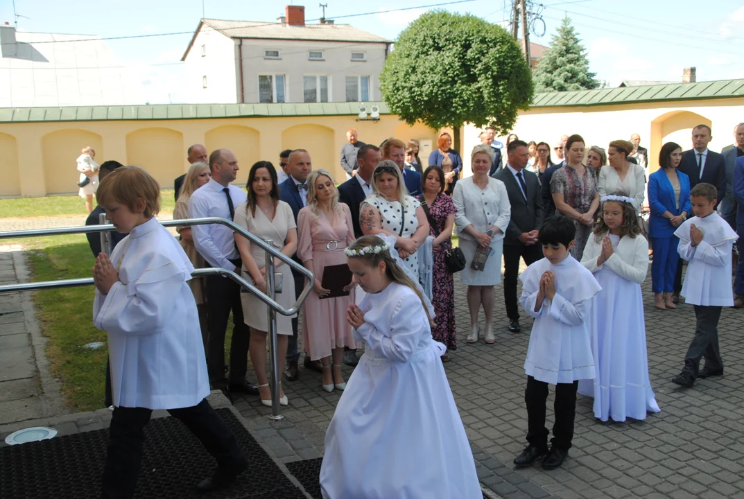 Uczniowie z klas III A i III C z SP nr 2 w Opolu Lubelskim przystąpili do I Komunii Świętej 3 czerwca o godz. 10