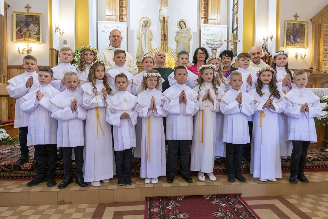 Święto w Parafii MB Częstochowskiej w Gręzówce. Dzieci przyjęły pierwszą komunię [ZDJĘCIA] - Zdjęcie główne