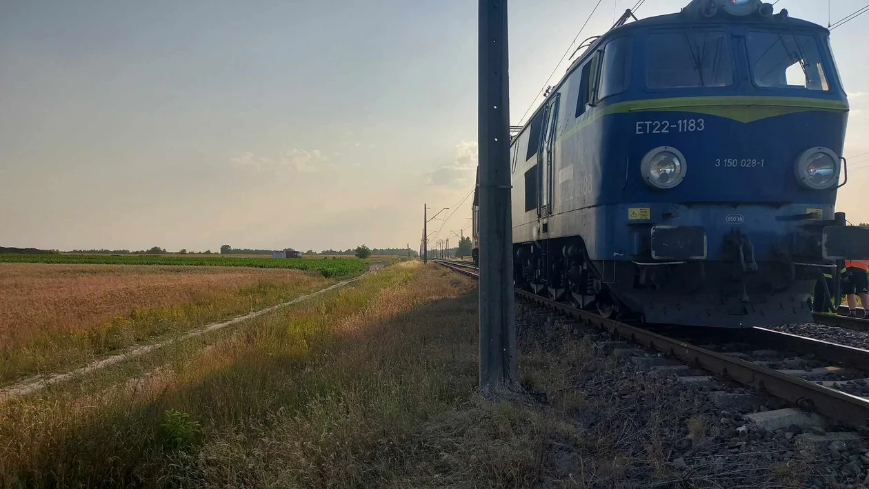 Wjechał pod lokomotywę, bo oślepiło go słońce.