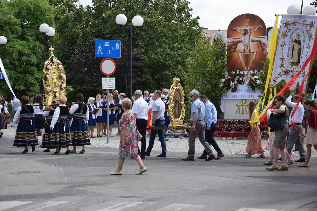 Biała Podlaska: Procesja Bożego Ciała na placu Wolności