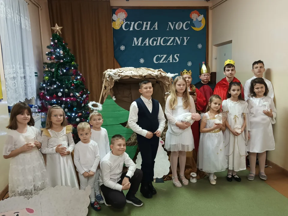 Chruślanki Józefowskie: „Cicha noc… Magiczny czas” - szkolne jasełka wprowadziły w atmosferę Świąt (foto) - Zdjęcie główne