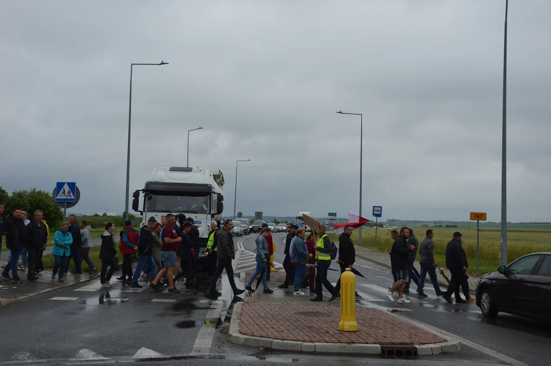 Protest producentów malin w Opolu Lubelskim. Dzień drugi