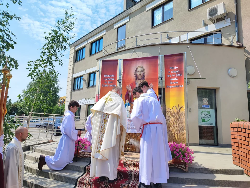 Procesja Bożego Ciała w parafii Podwyższenia Krzyża Świętego w Łukowie