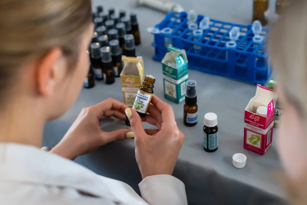 Oregano i goździki zamiast syntetycznej chemii? KUL pracuje nad pachnącym "pogromcą" bakterii dla dzieci