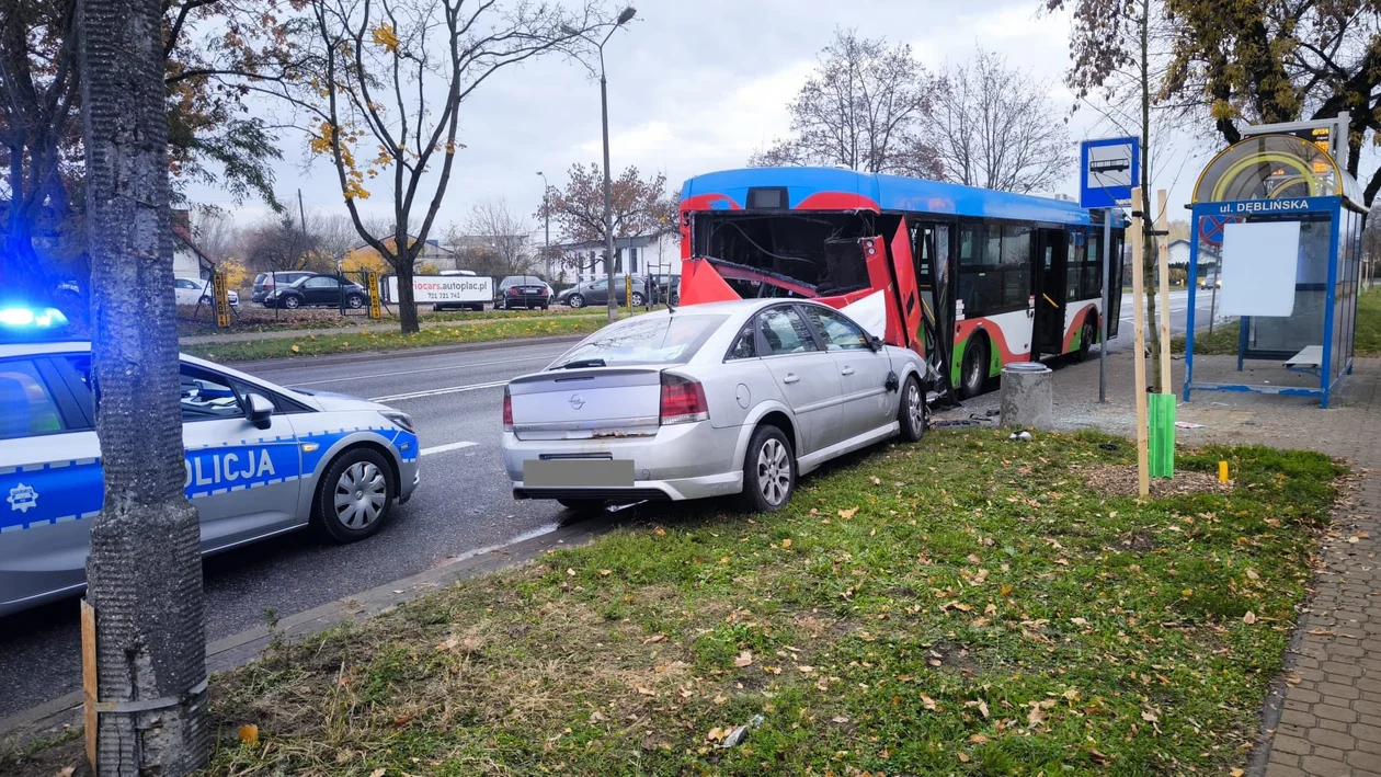 Kolizja Opla z autobusem MZK w Puławach