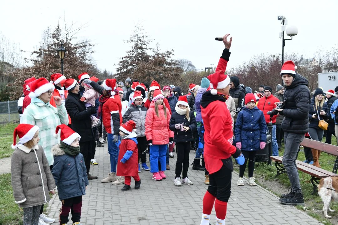 Pobiegli w parku niosąc pomoc dla Wojtusia Jonczyka (ZDJĘCIA)Charytatywny Bieg „Mikołaje Wieczorową Porą” - Zdjęcie główne