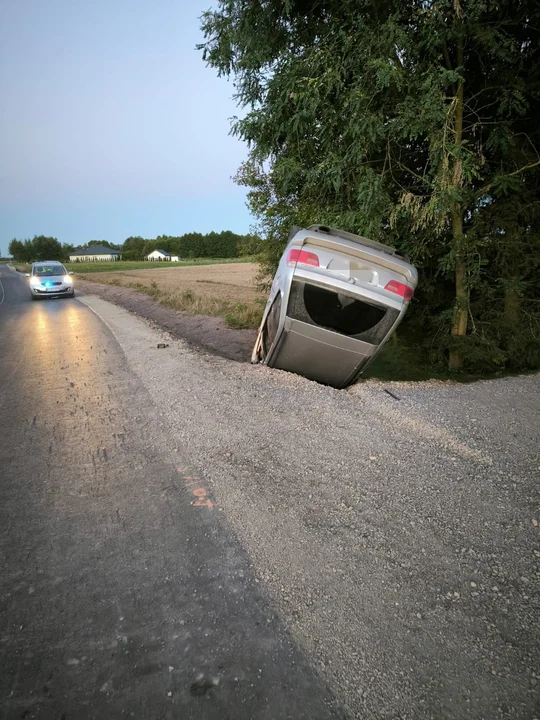 Powiat łęczyński: BMW czołowo zderzyło się  z innym autem i dachowało. Kierowca nietrzeźwy