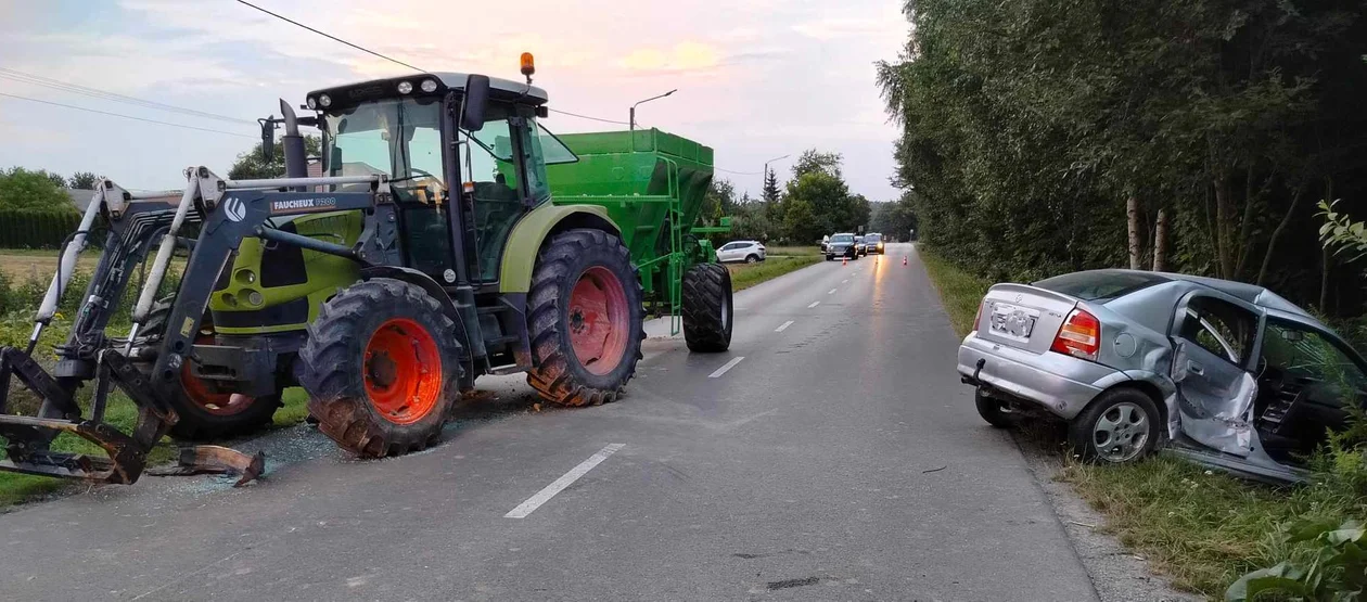 Szczuczki – Kolonia: Czołowe zderzenie opla i ciągnika rolniczego. Jedna osoba ranna (ZDJĘCIA) - Zdjęcie główne