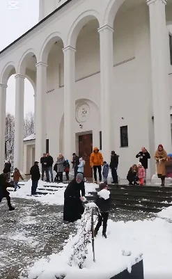Ks. Paśnik rzuca śniegiem