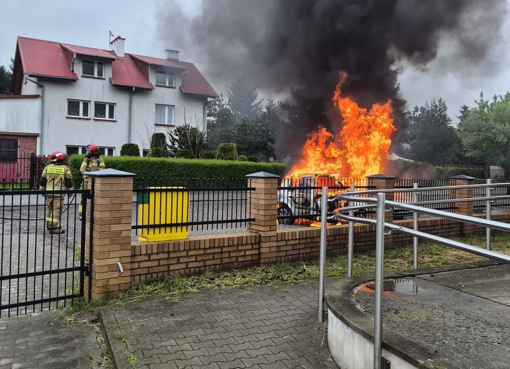 Lublin: Policjant uratował pijanego, śpiącego 40-latka z zadymionego samochodu. Chwilę później auto stanęło w płomieniach