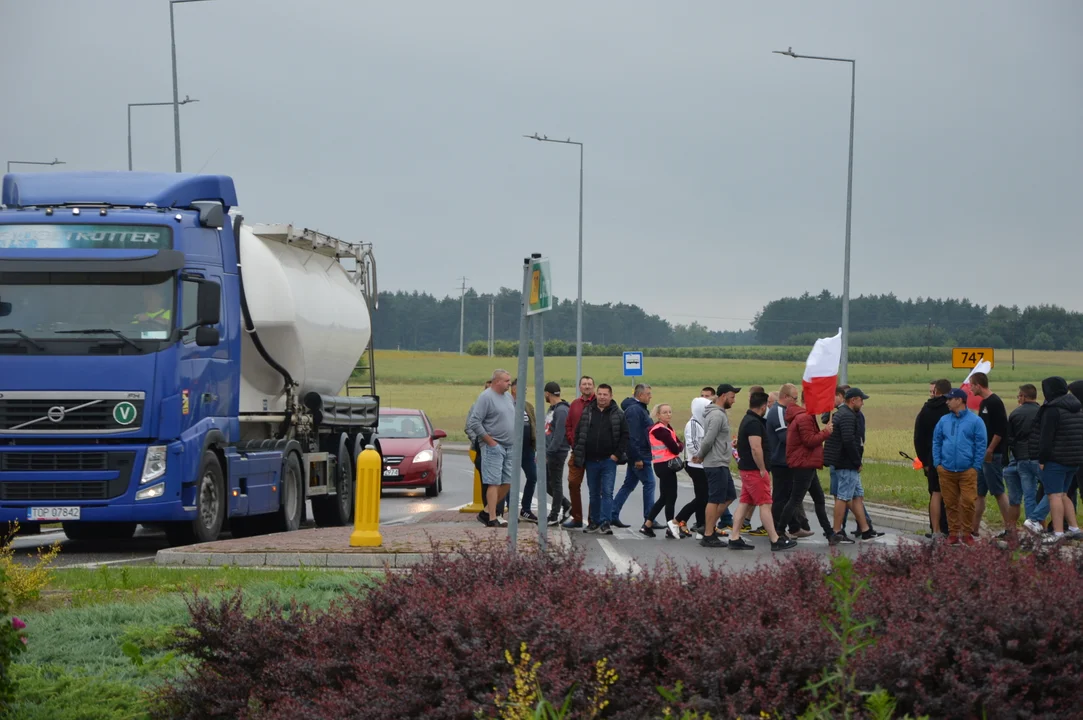 Protest producentów malin w Opolu Lubelskim. Dzień drugi