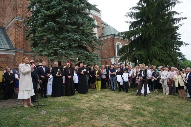 Siedem dębów na 700-lecie parafii. Symboliczna akcja podczas jubileuszu w Chodlu (ZDJĘCIA) - Zdjęcie główne